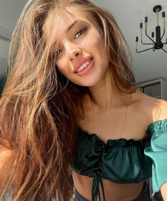 В Москве я знаю все самые милые уголки и лучшие заведения для проведения незабываемого времени. Мои услуги охватывают всю широту твоих желаний – от расслабляющего массажа до яркого экстаза. Мои возможности безграничны, и я готова исполнить любые сокровенные фантазии. Отзывы моих клиентов свидетельствуют об уникальном опыте, который ты можешь испытать в моих объятиях. Отправь мне сообщение, чтобы узнать больше и увидеть мои фото, и я стану твоей музой для незабываемых встреч.✨ 4, 22 года